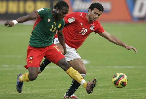 大卫·詹姆斯半场表现抢眼，数据全面开花（大卫·詹姆斯半场高光，数据多点开花）